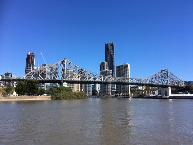 Zdjęcie most nad rzeką z miastem w tle