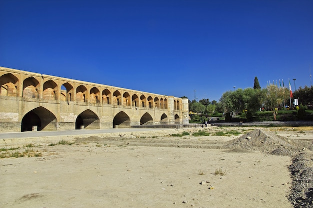 Most nad suchą rzeką w Isfahan, Iran