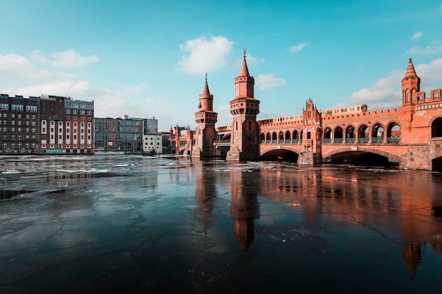 Most nad zamarzniętą rzeką w mieście