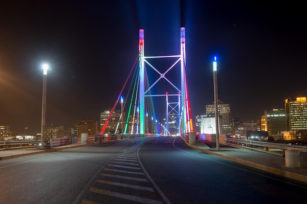 Most Nelsona Mandeli w nocy Most Nelsona Mandeli o długości 284 metrów został oficjalnie otwarty przez samego Nelsona Mandeli, który przekracza 40 linii kolejowych rozłożonych pod jego rozpiętością.