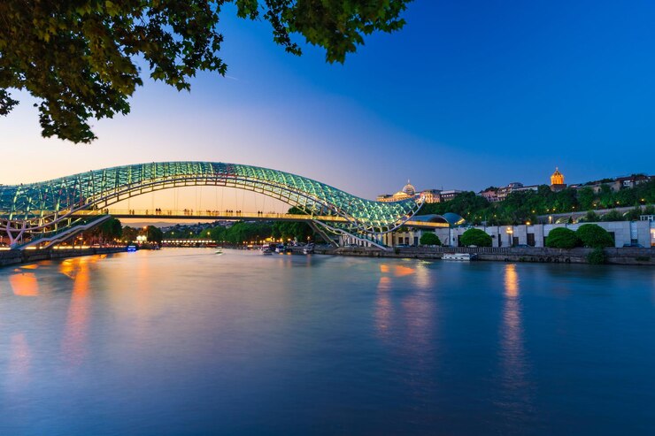 Zdjęcie most pokoju w tbilisi w gruzji w zmierzchu