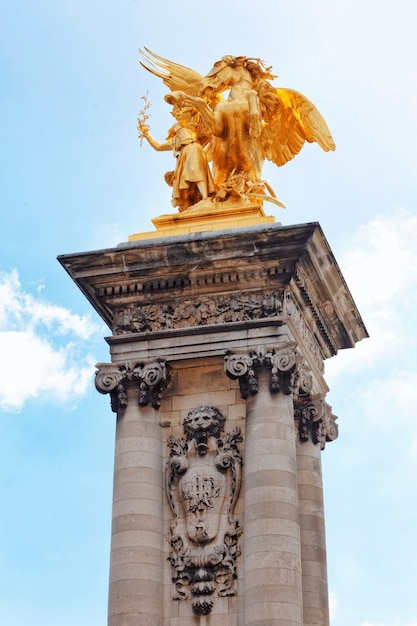 Most Pont Alexandre Iii (1896) Nad Sekwaną. Ozdobiony Ozdobnymi Lampami I Rzeźbami W Stylu Secesyjnym .paryż.francja