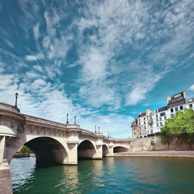 Most Pont Neuf na Sekwanie w Paryżu, we Francji, w jasny, słoneczny dzień