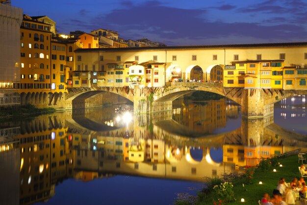 Most Ponte Vecchio we Florencji nocą, Włochy