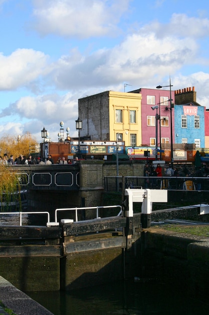 Most przecinający Kanał Regenta naprzeciwko bliźniaczych śluz Camden w Londynie