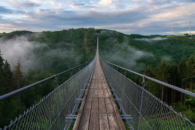Zdjęcie most przeciwko niebu