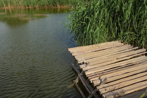 Zdjęcie most rybacki na jeziorze ukraińska wioska