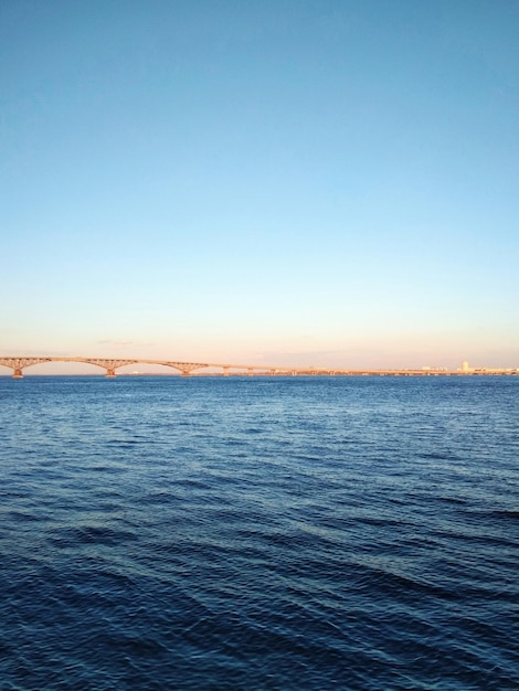 Most Saratów Rzeka Wołga błękitne niebo woda lato natura zdjęcie
