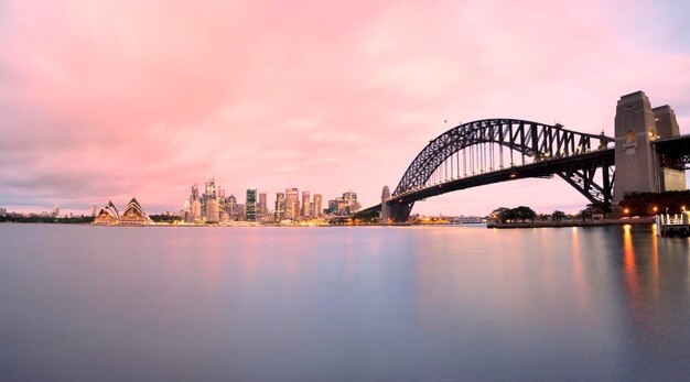 Zdjęcie most sydney harbour nad rzeką parramatta w mieście podczas zachodu słońca