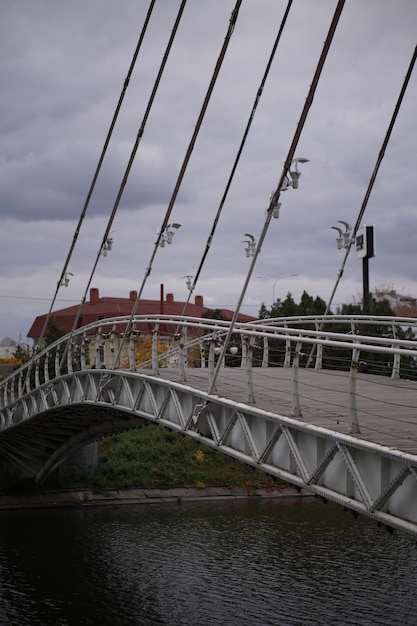 most w mieście nad rzeką