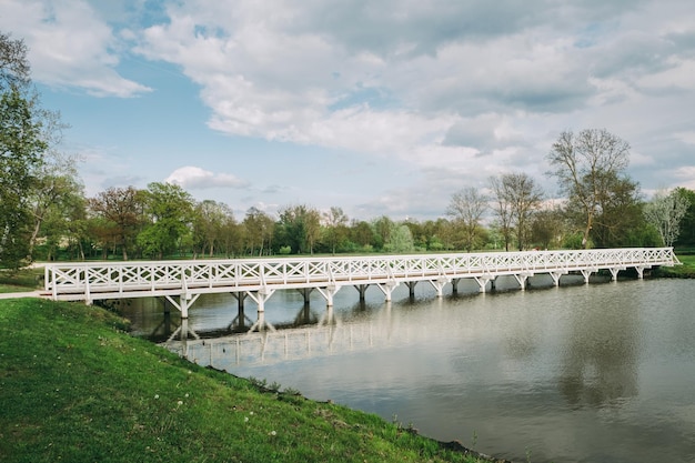 Most w parku