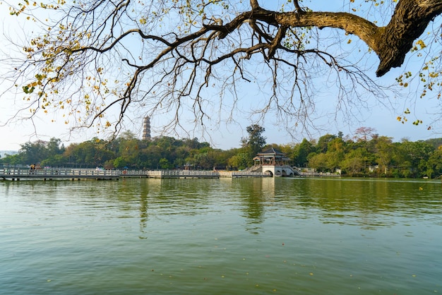 Zdjęcie most west lake jiuqu w huizhou prowincja huizhou guangdong chiny