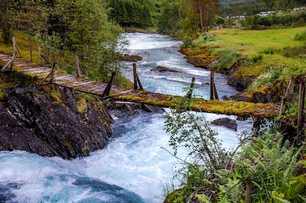 Most wiszący nad górską rzeką. Piękna przyroda Norwegia naturalny krajobraz.