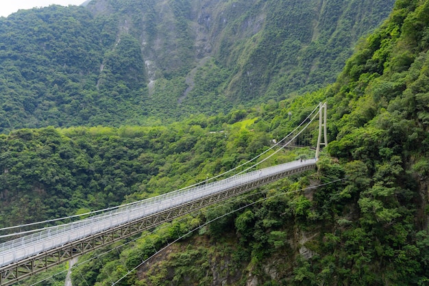 Most wiszący przez rzekę Liwu w wąwozie Hualien taroko