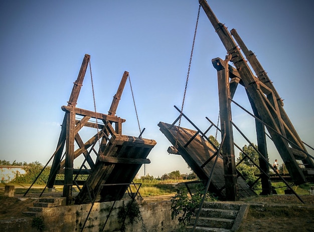 Zdjęcie most zwinięty nad strumieniem na czyste niebo