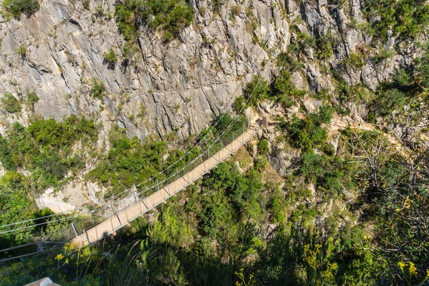 Mosty wiszące w zbiorniku Loriguilla Ruta de los Pantaneros w mieście