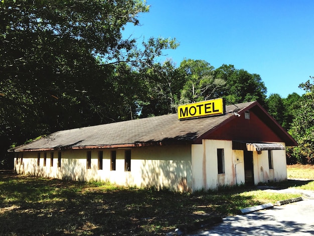 Motel przeciwko drzewom na polu