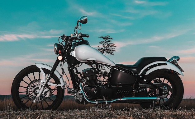 Motocykl zaparkowany na lądzie na tle nieba