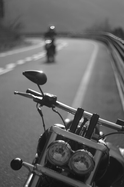 Zdjęcie motocykl zaparkowany przy drodze