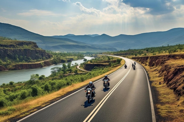 motocykle na autostradzie z górami na tle