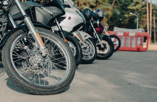 Motocykle zaparkowane na parkingu Zbliżenie na przednie koło motocykla