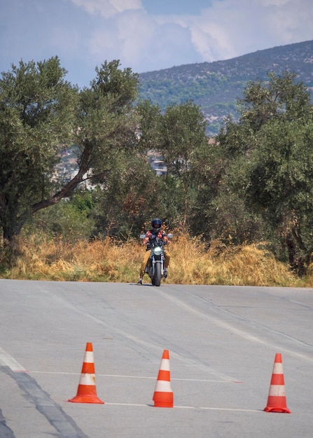 Motocykliści na lekcjach motocykla w szkole autoMoto w Grecji