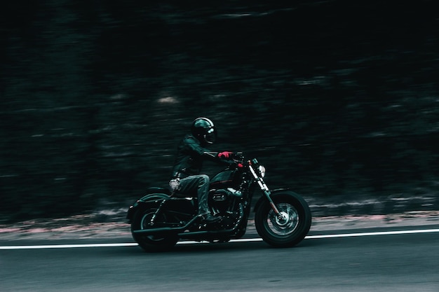 Motocyklista na motocyklu
