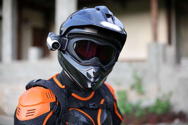 Zdjęcie motocyklista w kasku ochronnym z kamerą akcji