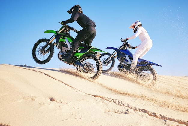 Motocyklowa pustynna wydma i szybka w zawodach wyścigowych lub wspinaczka na zewnątrz w celu osiągnięcia celu lub w terenie Start sportowca motocyklowego lub rampa w naturalnym piasku lub prędkość do treningu w letnim słońcu