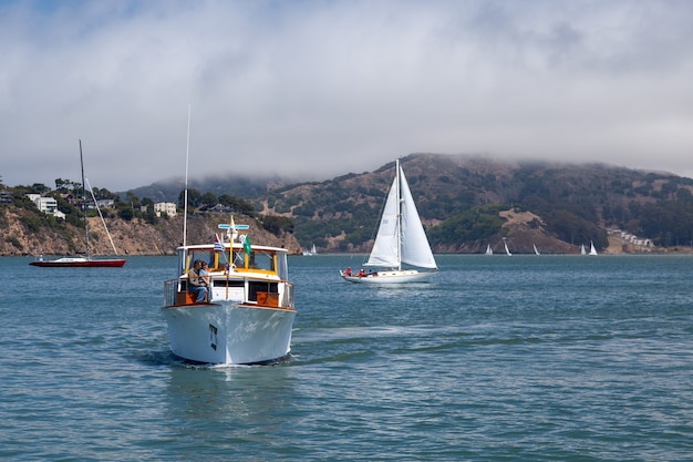 Motor cruiser zbliżający się do mariny w Sausalito California USA