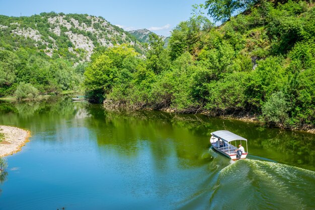 MOTORÓWKA CZARNOGÓRSKA CRNOJEVIC RIVER przewozi turystów w malownicze zakątki pięknej rzeki