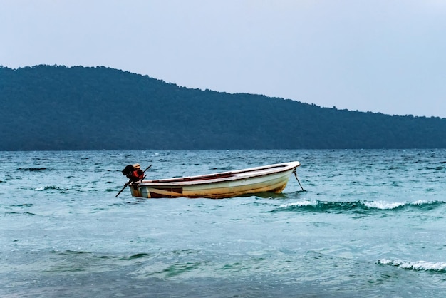 Motorówka w morskim krajobrazie Stara łódź rybacka w Azji zakotwiczona na wyspie