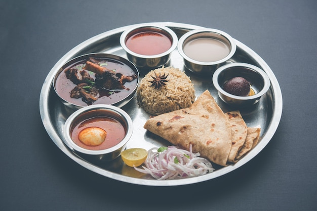 Motton Thali OR Gosht, półmisek jagnięcy to indyjskie azjatyckie menu na lunch lub kolację składa się z mięsa, jajka curry z chapati, ryżu, sałatki i słodkiego Gulab Jamun