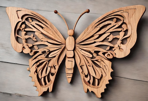 Zdjęcie motyl wykonany z drewna siedzi na drewnianej powierzchni