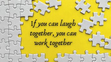 Motywacyjny cytat na żółtej okładce jeśli potrafisz śmiać się razem, możesz pracować razem z brakującymi elementami w tle