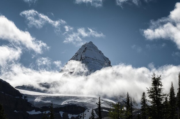 Mount Assiniboine z chmurą w błękitne niebo na provincial park w Kolumbii Brytyjskiej, Kanada