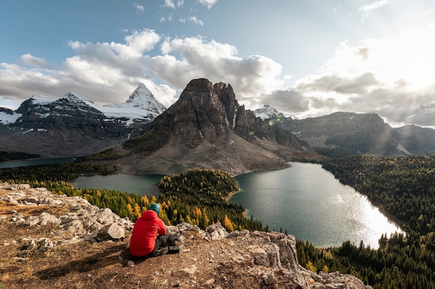 Mount Assiniboine Ze Skalistymi Górami I Jeziorem W Jesiennym Lesie W Prowincjonalnym Parku