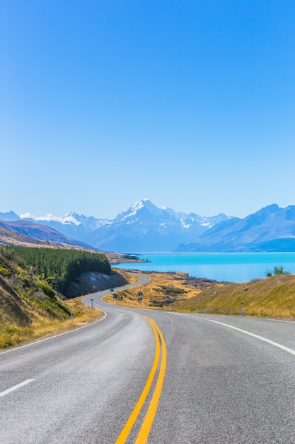 Mount cook view point z jeziorem pukaki i droga prowadząca do wioski kucharzy w New Z