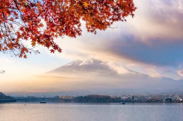 Mount Fuji Przez Mgłę Z Czerwoną Pokrywą Klonową W Wschód Słońca Rano Nad Jeziorem Kawaguchiko