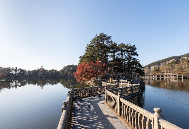 Mount lu krajobraz w jesiennym zygzakowatym moście nad jeziorem w prowincji Jiangxi Chiny