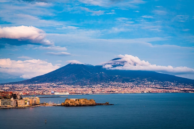 Zdjęcie mount vesuvius naples włochy nad zatoką neapolu w zmierzchu