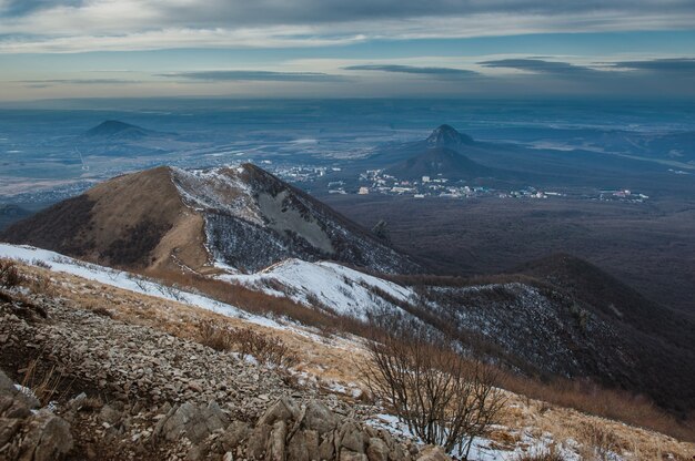 Mountain Beshtau na wiosnę w Piatigorsk, Rosja.