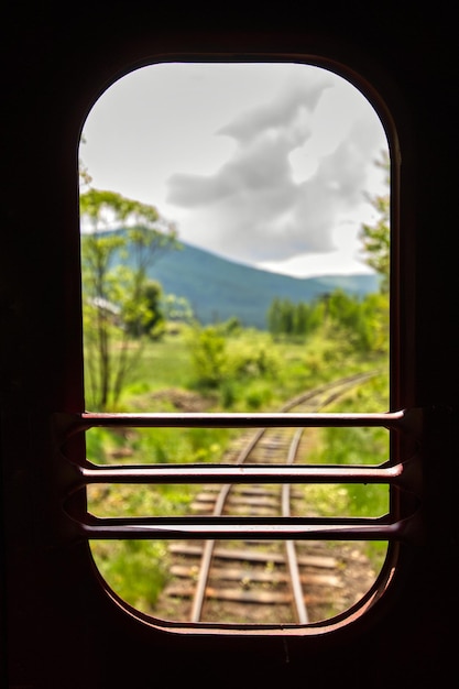 Mountain Railway Mystique Spojrzenie z zaciemnionego wagonu