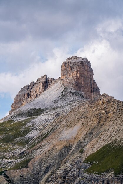 Zdjęcie mountain view malowniczy krajobraz z wysokimi ostrymi skałami i pięknymi chmurami w dolomitach we włoszech