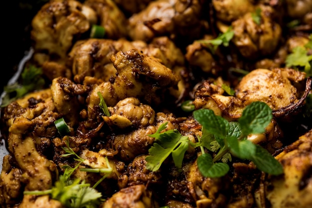 Mózg lub Bheja Fry z kozy, owcy lub jagnięciny to popularne danie indyjskie lub pakistańskie gotowane na Bakra Eid (Eid-ul-zuha). podawane w karahi, patelni lub talerzu. selektywne skupienie