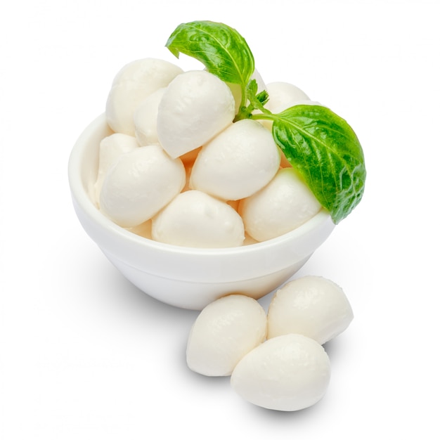 Mozzarella i bazylia w misce na białej przestrzeni