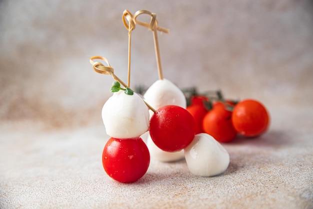 mozzarella i sałatka z pomidorów kanapki caprese na szpikulcu posiłek przekąska miejsce na kopię