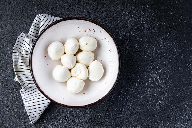 Mozzarella mini kula zdrowy posiłek jedzenie przekąska na stole kopia przestrzeń jedzenie tło rustykalny