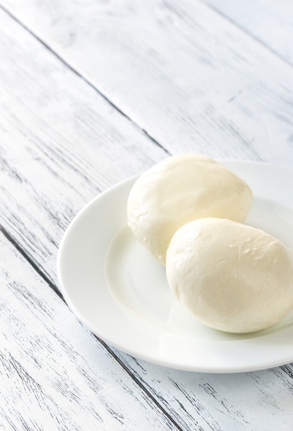 Mozzarella na białym talerzu