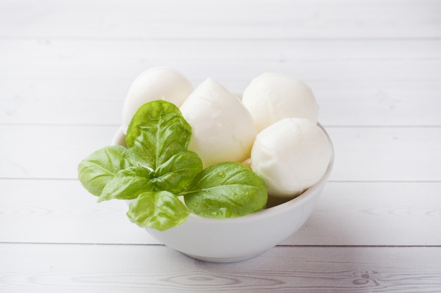 Mozzarella piłki i basil w naczyniu, selekcyjna ostrość